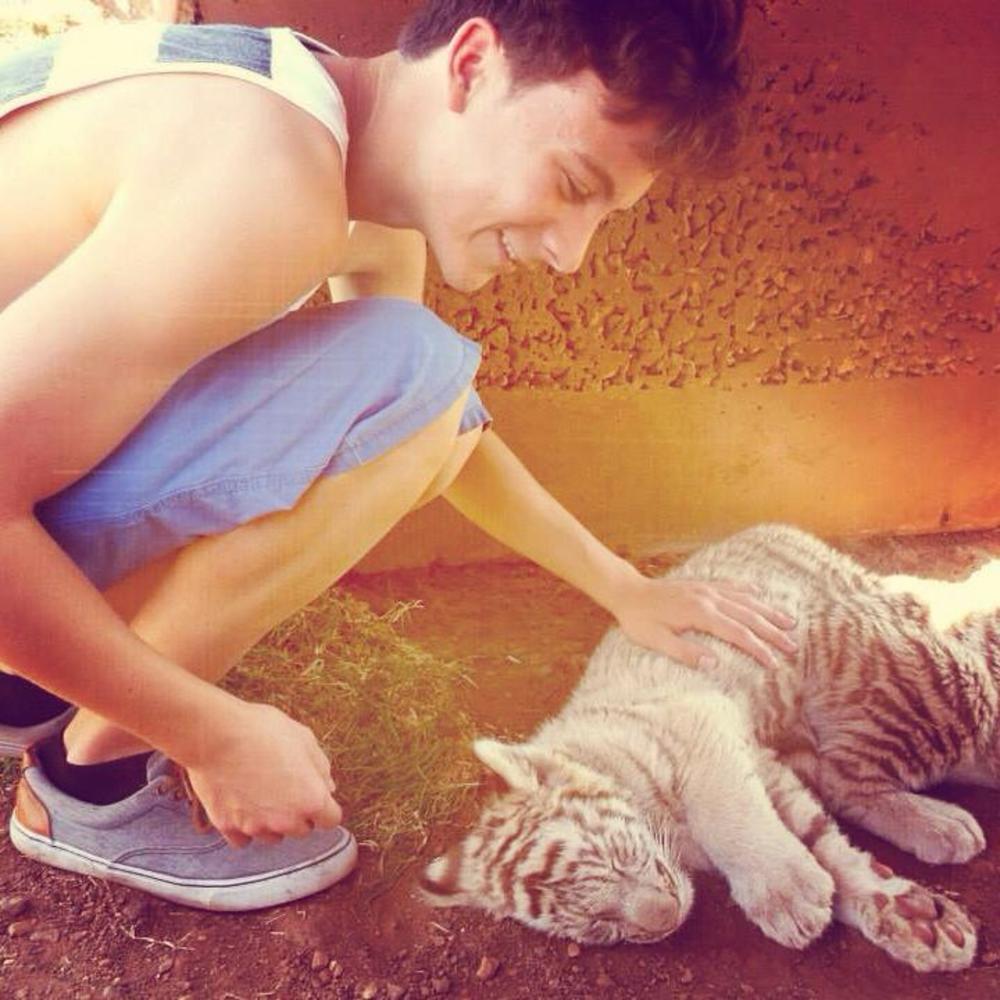 Austauschschüler mit Tiger in Südafrika